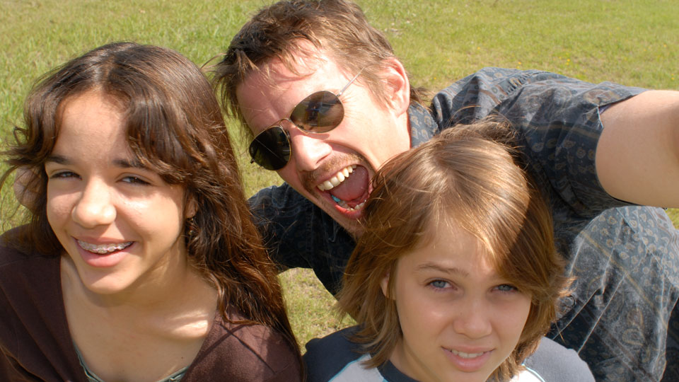 Doch als Mason Sr. (Hawke) eines Tages aus Alaska zurueckkehrt, schwoert er sich, fuer Mason. Jr. und Samantha (Linklater) zu einem besseren Vater zu werden.