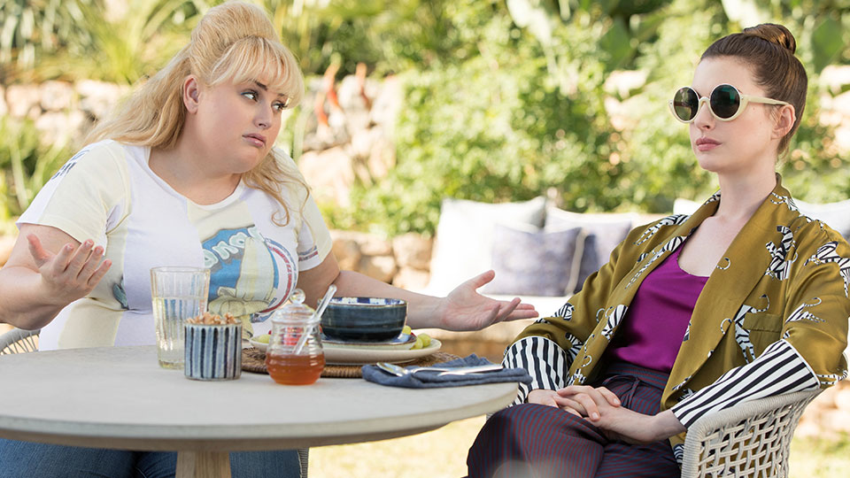 Penny (Rebel Wilson) und Josephine (Anne Hathaway) sind von den Männern dieser Welt enttäuscht, warum... 