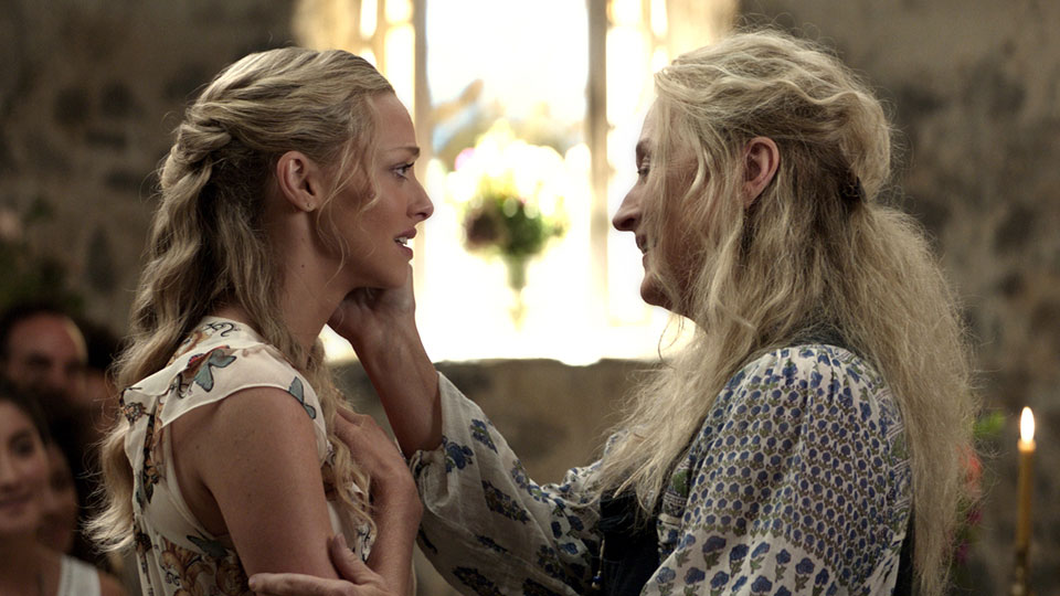 Sophie (Amanda Seyfried) hat sich ihrer Mutter Donna (Meryl Streep) noch nie so nahe gefühlt...