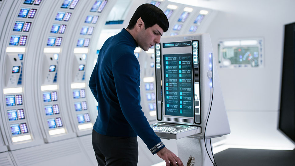 Obwohl die Lage sehr ernst ist, unternimmt nicht jeder gleich viel, um sein Leben und das der anderen zu retten. So zum Beispiel Realist Spock (Zachary Quinto).