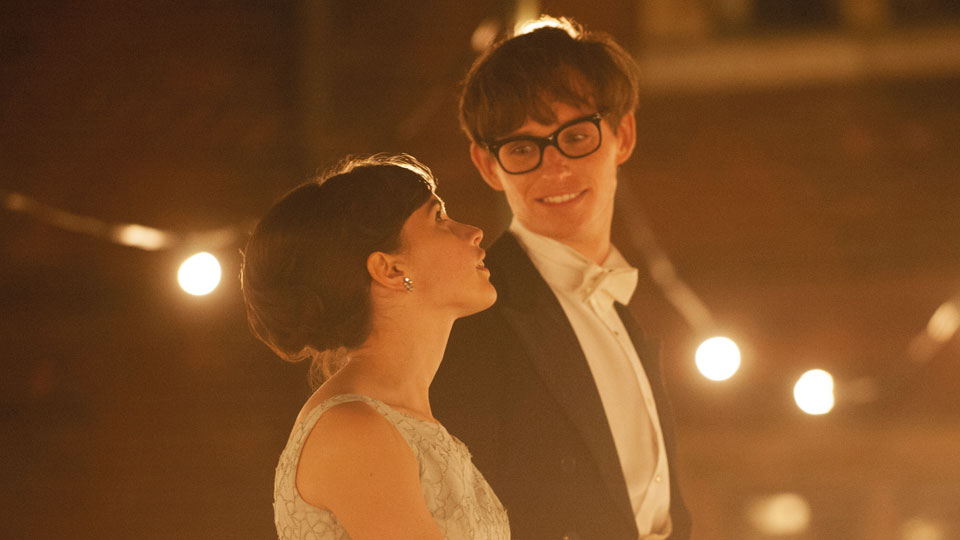 Das Drama DIE ENTDECKUNG DER UNENDLICHKEIT zeigt das bewegte Leben des genialen Physikers Stephen Hawking (Eddie Redmayne) und seiner Frau Jane (Felicity Jones).