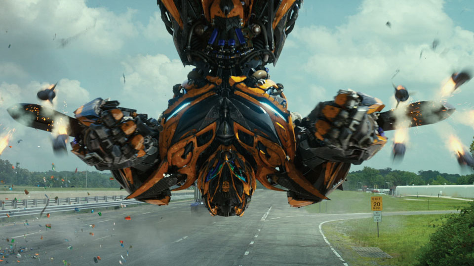 Neben Optimus Prime kaempft auch Bumblebee an der Seite von Cade und zeigt vollen Koerpereinsatz. Doch ob sie die Welt erneut retten koennen, wird sich zeigen.
