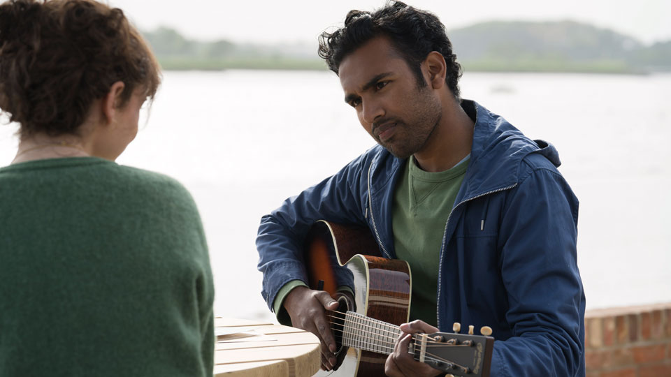 Der erfolgslose Strassenkünstler Jack (Himesh Patel) träumt von der grossen Musiker-Karriere.