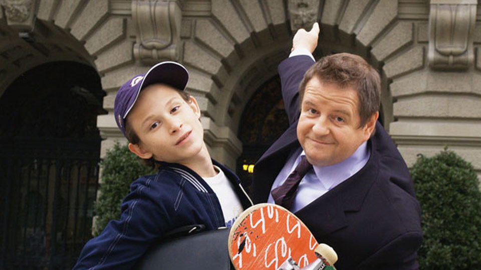 Bundesrat Mummentaler (Hanspeter Müller) und Schüler Remo (Joel Basman).