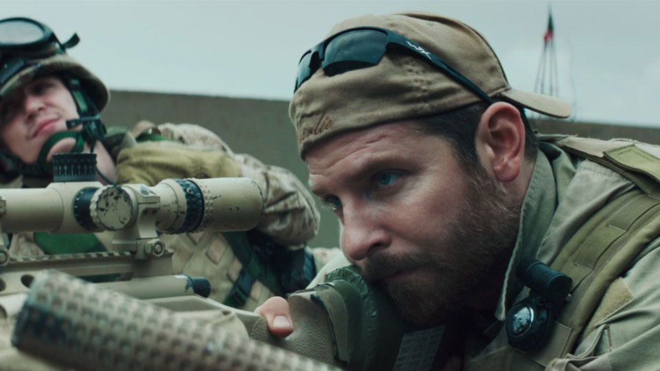 AMERICAN SNIPER erzaehlt die wahre Geschichte von Chris Kyle (Bradley Cooper), welcher mit ueber 160 bestaetigten Treffern der erfolgreichste amerikanische Scharfschuetze ist.