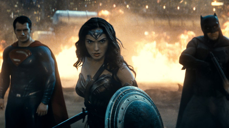 Waehrend sich die beiden bekaempfen, schaltet sich Wonder Woman (Gal Gadot) ein, welchen den beiden einen Spiegel vorhaelt. 