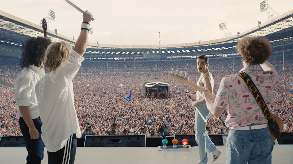 QUEEN's Auftritt am Benefizkonzerts Live-Aid 1985 gilt noch bis heute als bester Live-Auftritt aller Zeiten. BOHEMIAN RHAPSODY erzählt den Weg der Band bis zu diesem Karriere-Höhepunkt;