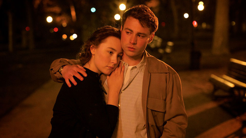 Kurz darauf verliebt sie sich in Tony (Emory Cohen).