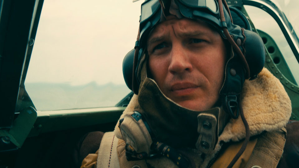 Piloten (Tom Hardy) stürzen in den Lüften auf feindliche Flugzeuge.