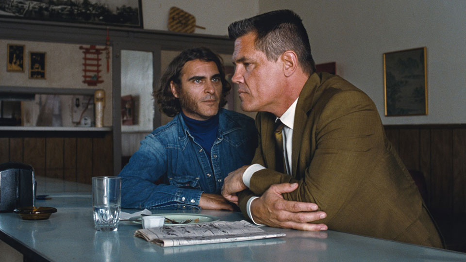 Larry (Joaquin Phoenix), Christian (Josh Brolin)