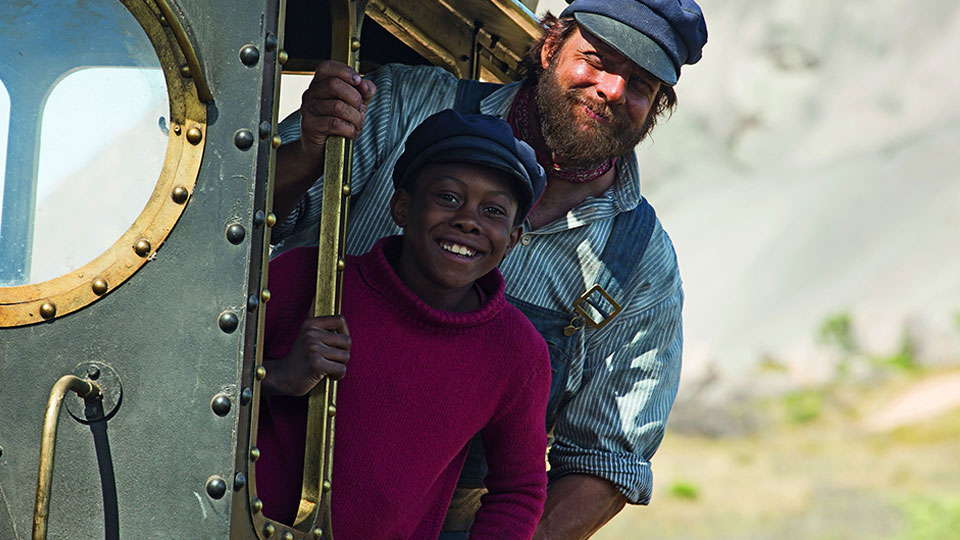Jim Knopf (Solomon Gordon) und Lukas der Lokomotivführer (Henning Baum) wagen sich auf eine abenteuerliche Reise: