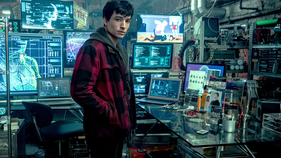 Darunter befindet sich der junge Flash (Ezra Miller),...