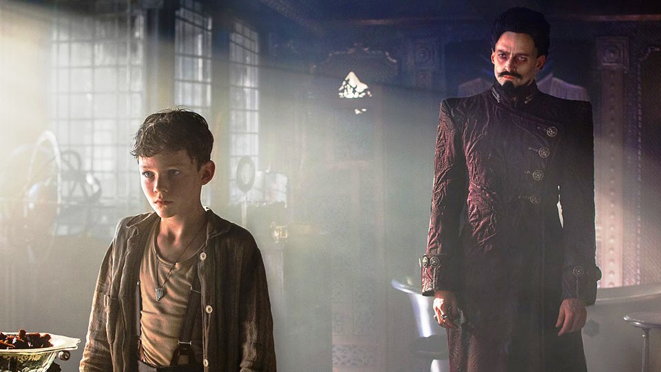 Der Waisenjunge Peter (Levi Miller) wird vom Piraten Blackbeard (Hugh Jackman) nach Neverland entfuehrt. 