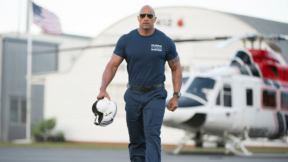 Im Katastrophenfilm SAN ANDREAS wird die amerikanische Westkueste von einem schlimmen Erdbeben heimgesucht. Helikopterpilot Ray (Dwayne Johnson) hilft dabei, Ueberlebende zu suchen.