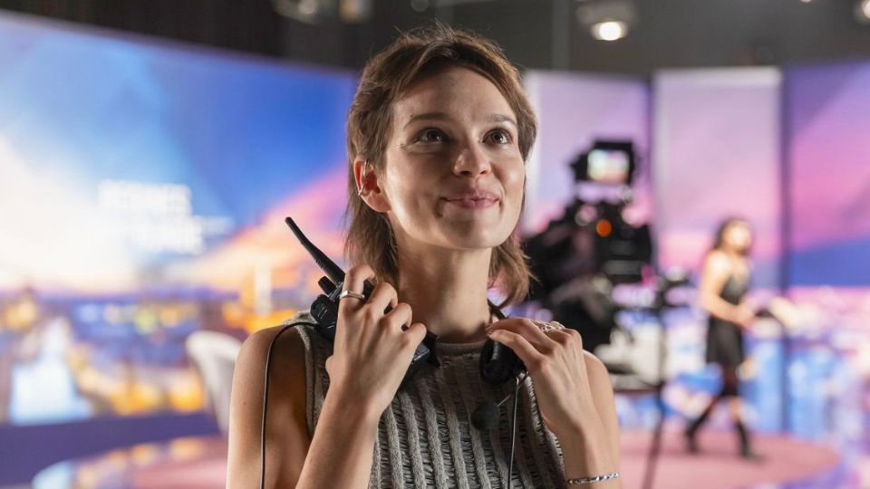 Julie (Emilia Schüle) hat einen neuen Job als TV-Produzentin.