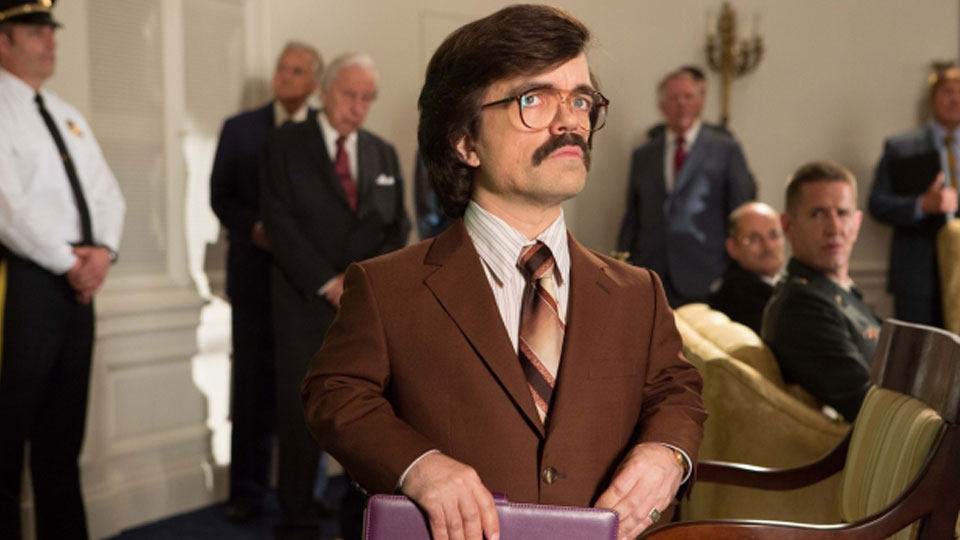 Der Grund fuer den Streit ist er: Bolivar Trask (Dinklage). Er sieht Mutanten als Bedrohung an.