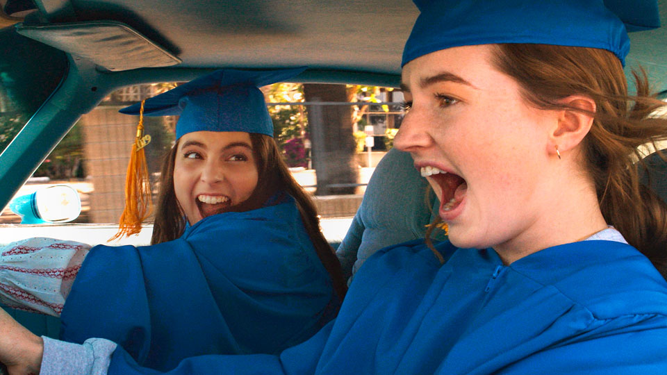 Molly (Beanie Feldstein) und Amy (Kaitlyn Dever)