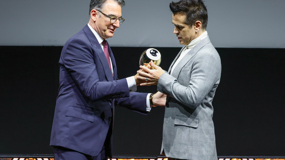 Colin Farrell erhält von Festival Director Christian Jungen den begehrten Golden Icon Award. ©Andreas Rentz