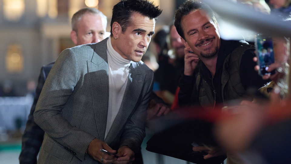 Colin Farrell erfüllt am Green Carpet Träume und gibt fleissig Selfies. © Tim Hughes